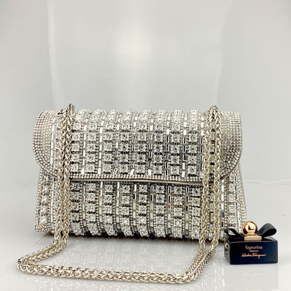 Elegante pochette da sera con dettagli in strass
